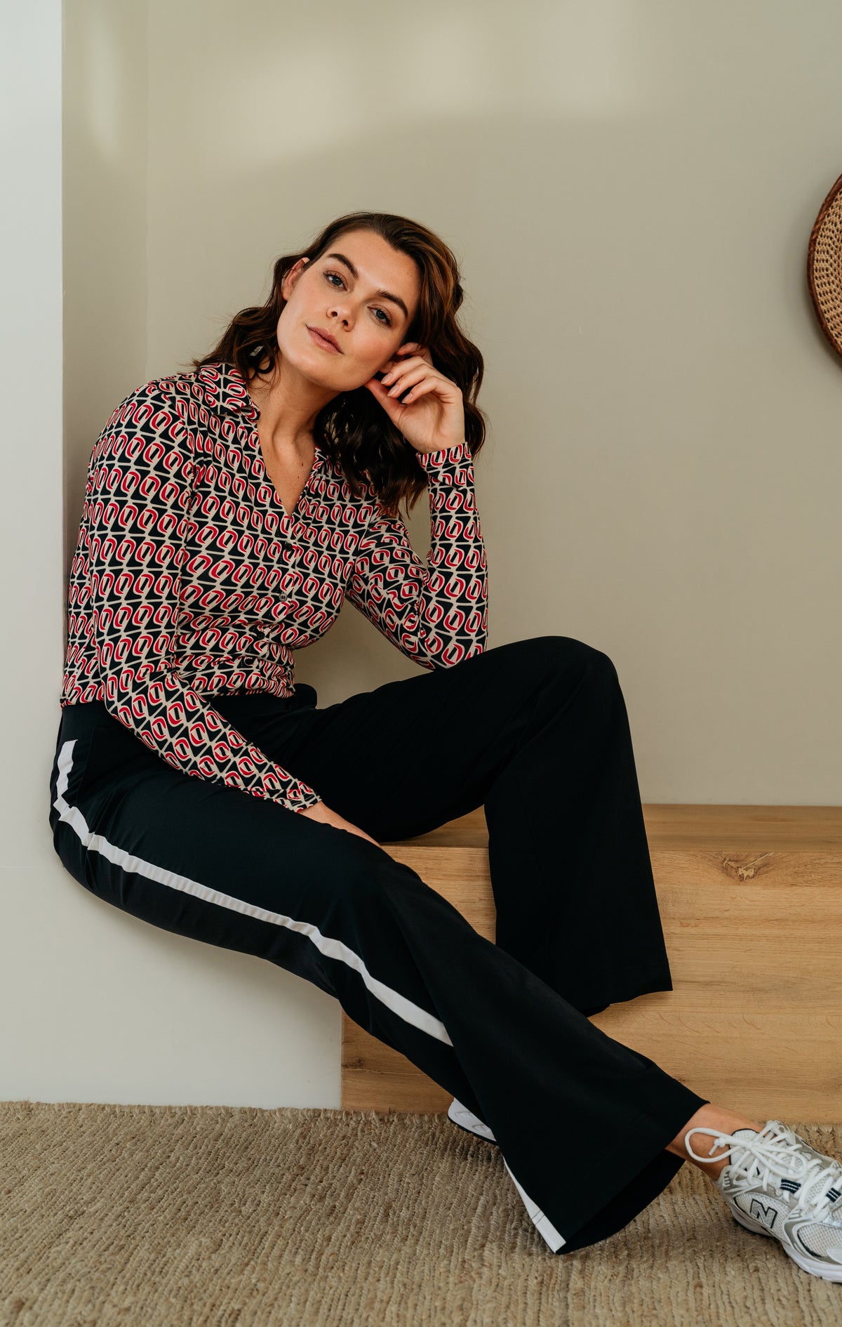 Vrouwelijke blouse Vayen Moon Red Multi van &Co woman met kleurrijk patroon en elegante pasvorm, geschikt voor lente en zomer.