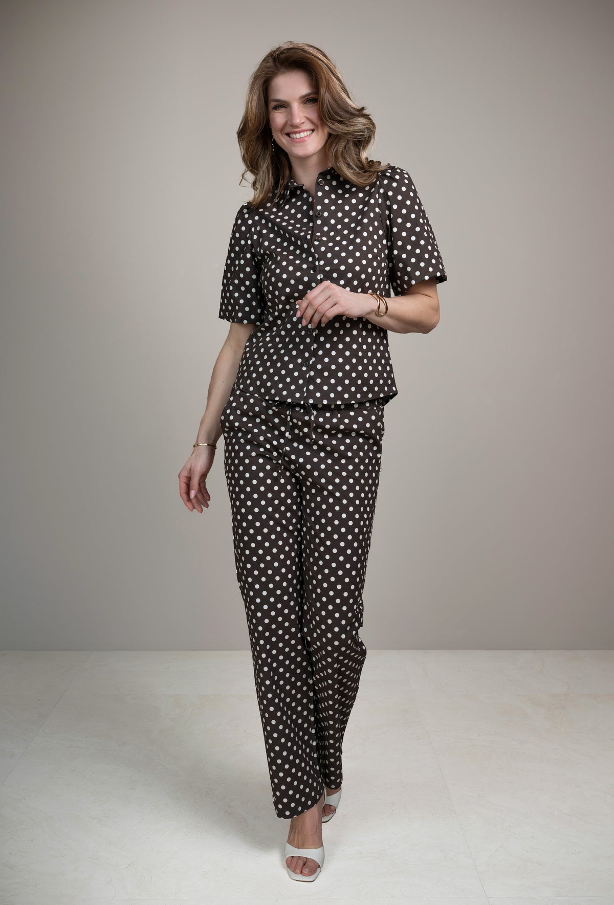 Bruine blouse met witte stippen van Elvira Casuals, stijlvolle Jade Dot blouse met lange mouwen en knoopsluiting.