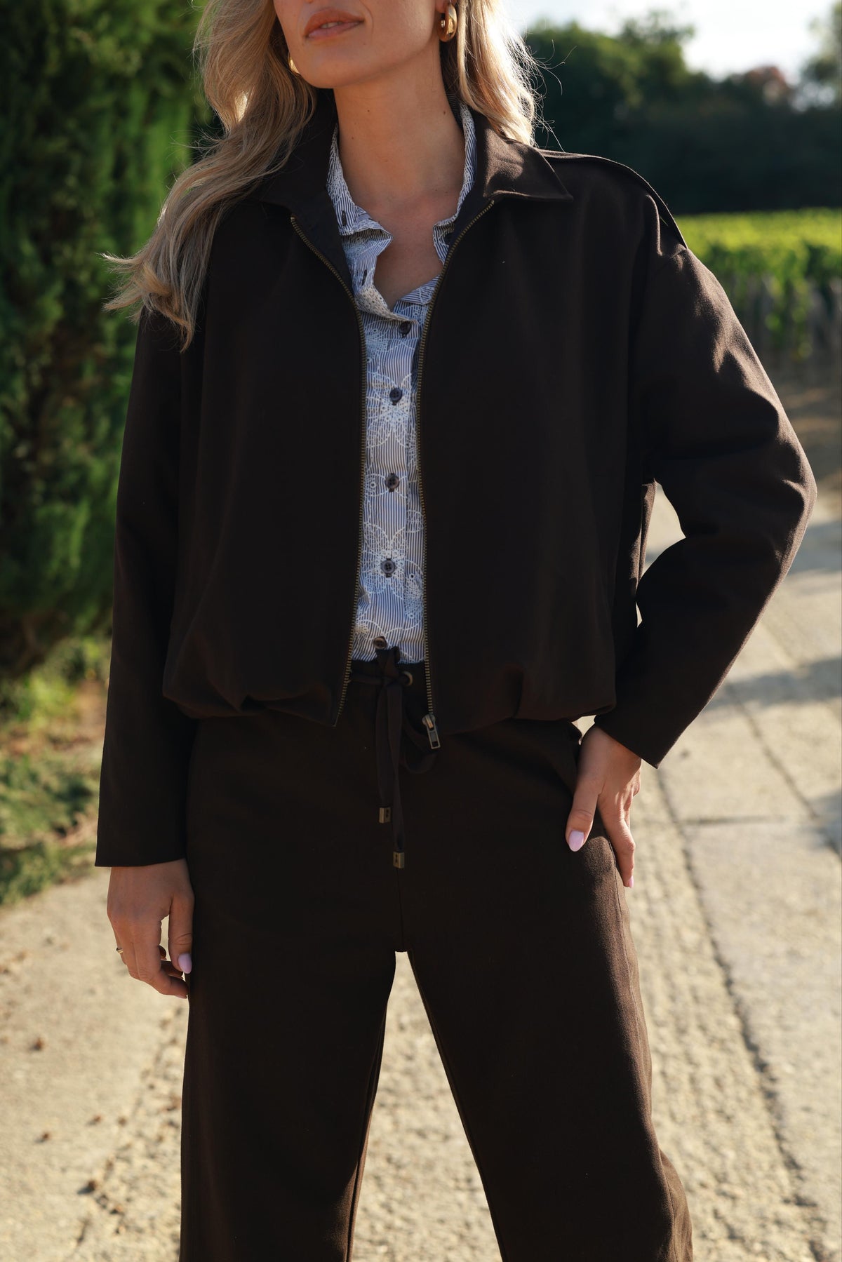 Donkere suède broek Madison Dark Coffee van Elvira Casuals, close-up van de stof en pasvorm.
