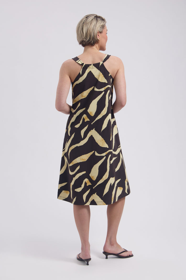 Lady Day reisjurk Elline Pania print, volle lichaamsfoto met kleurrijk patroon en elegante pasvorm op een witte achtergrond