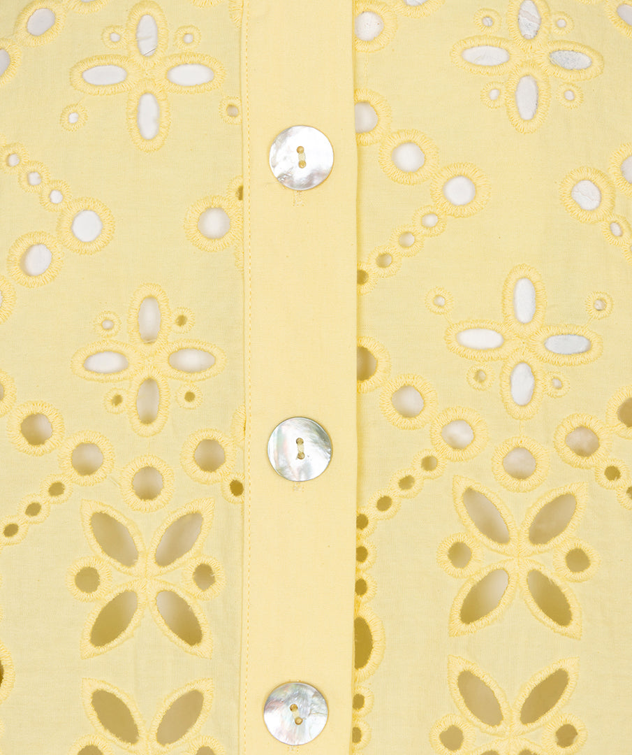 Lemon Broderie Anglaise top van EsQualo met delicate opengewerkte details en lichte zomerstijl.