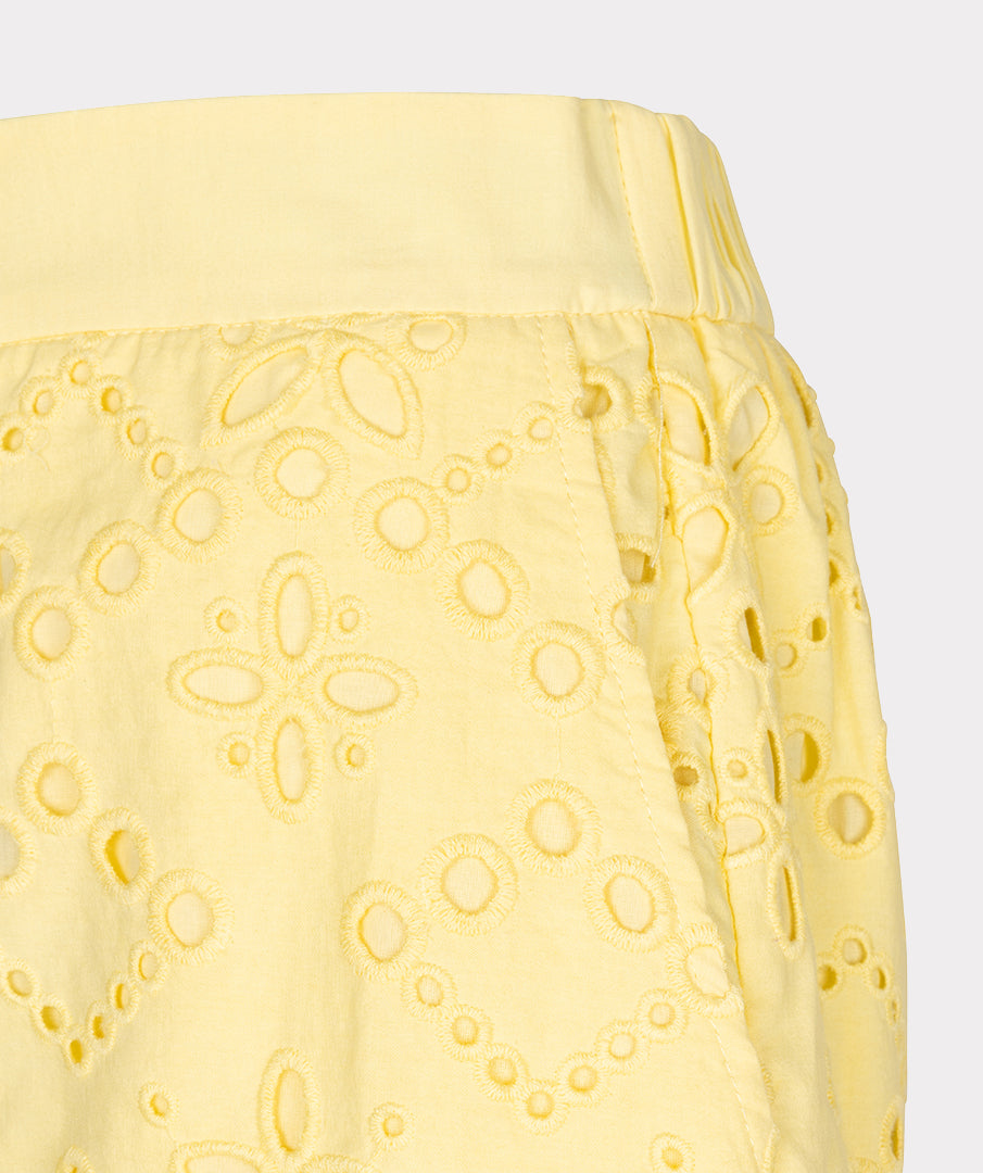 Lichte witte broderie anglaise short van EsQualo met gele citroenprint, zomerse en luchtige stijl, voor dameskleding