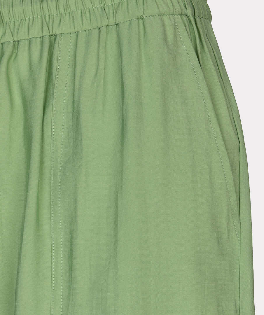 Crinkle Modal broek in jungle groen van EsQualo, comfortabele zomerbroek met los vallende pasvorm en modieuze uitstraling.