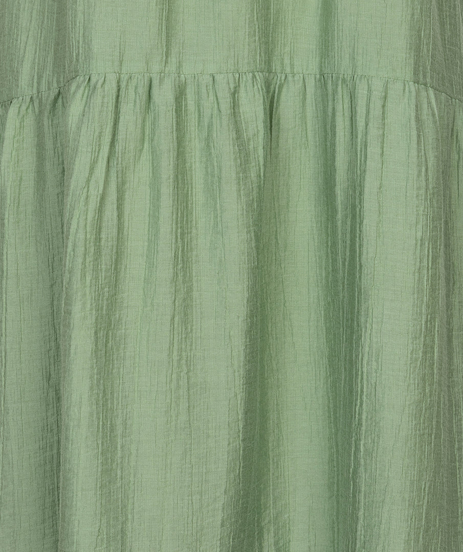 Lichte maxi jurk in crinkle stof met jungle groen kleur door EsQualo, lange pasvorm en stijlvolle uitstraling.