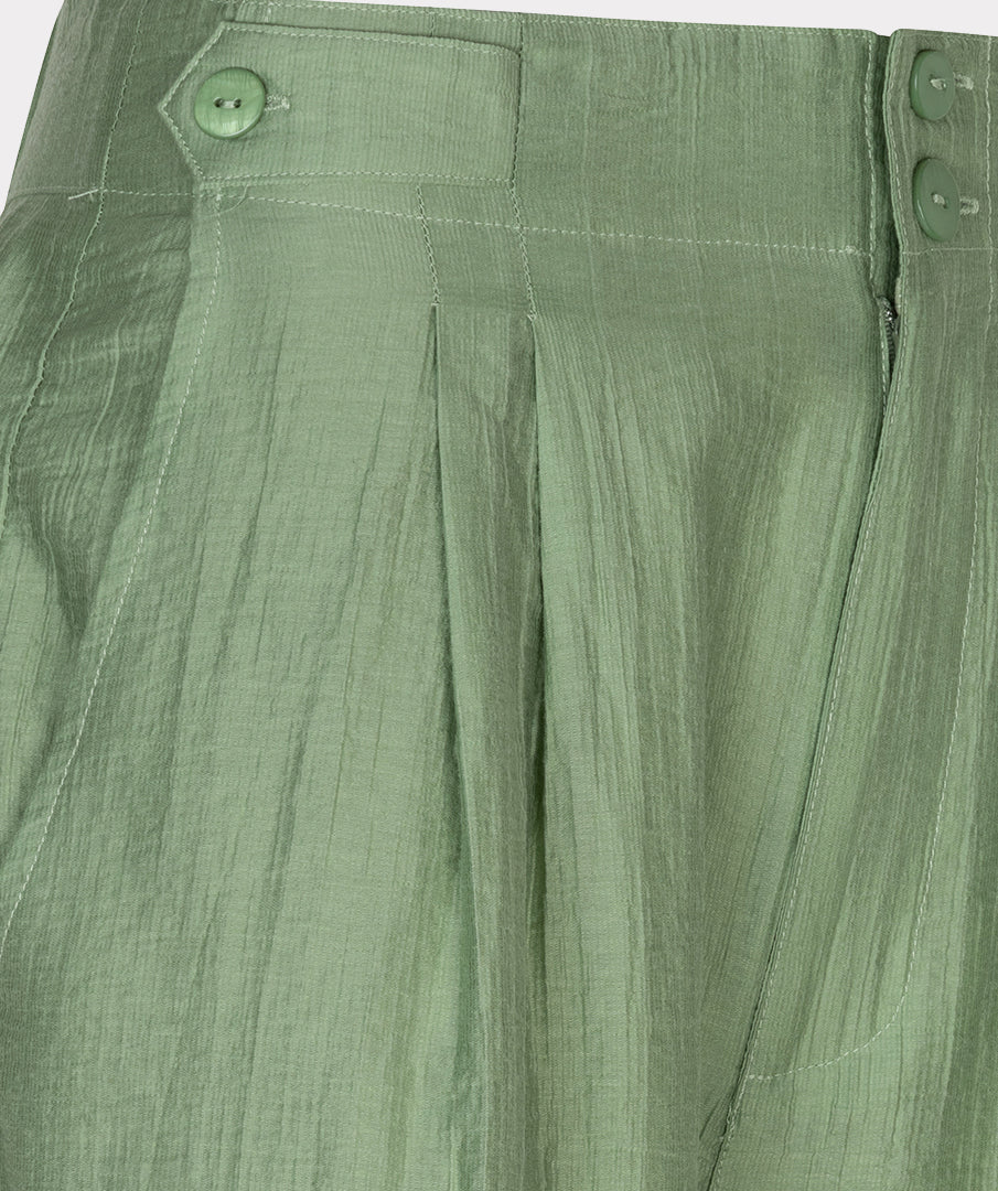 Wijdvallende lichtgekruiste broek in jungle groen van EsQualo, geschikt voor zomerse gelegenheden, met een luchtige crinkle textuur.