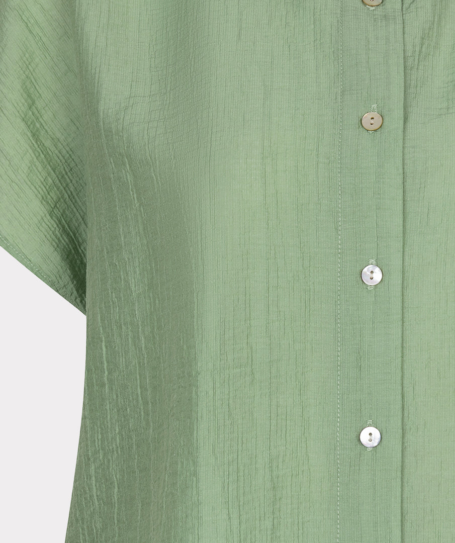 Lichte crinkle junglegroene blouse met batwing mouwen van EsQualo, zomerstijl met losse pasvorm en stijlvolle details.