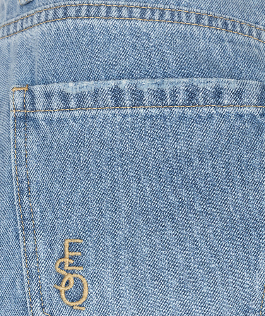 Blauwe denim bermuda shorts voor dames van EsQualo, zomerse korte jeans met casual pasvorm en klassieke zakken.