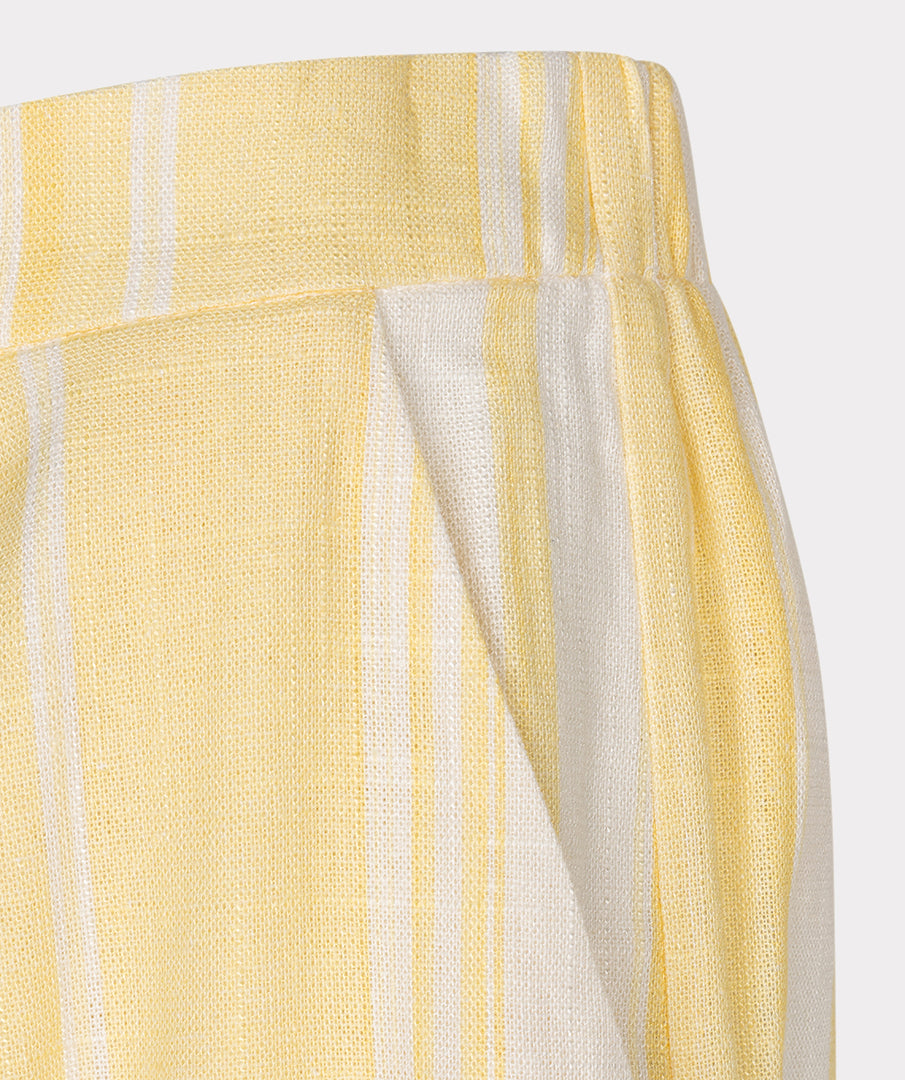 Linnen short met witte en gele strepen, offwhite kleur, door EsQualo, zomerse casual look, zicht op de stof en patroon.