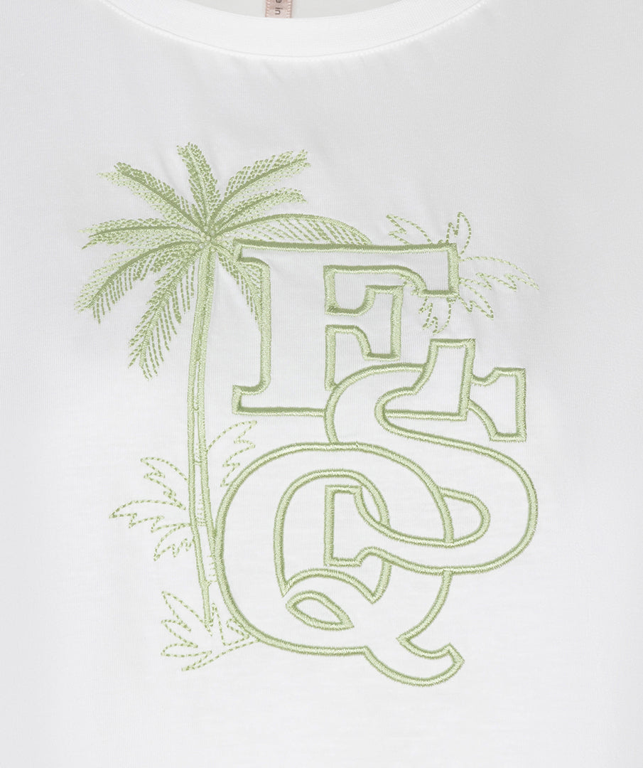 Offwhite EsQualo T-shirt met groene palmboomborduring en embroidery, casual zomerstijl, korte mouwen en ronde hals.