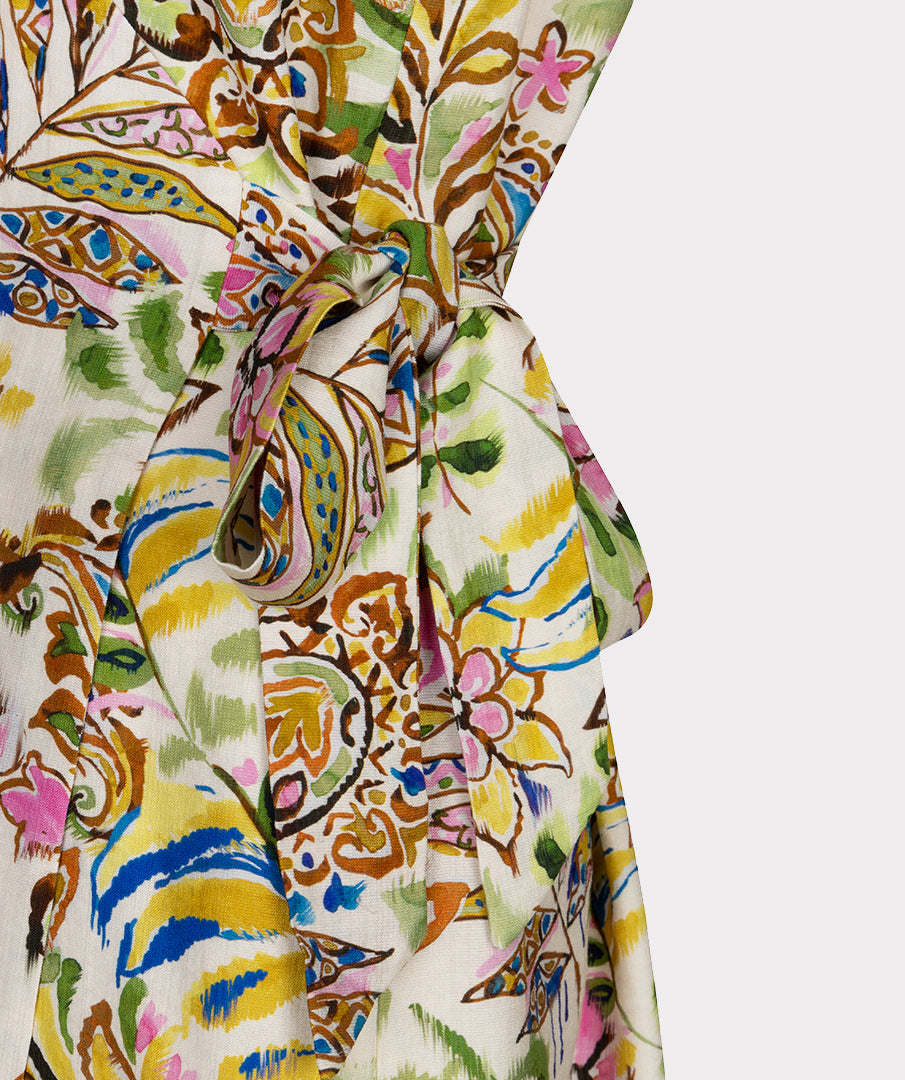 Zomerjurk met jungleprint van EsQualo, lichtgewicht stof en kleurrijk exotisch design, gedragen door een model.