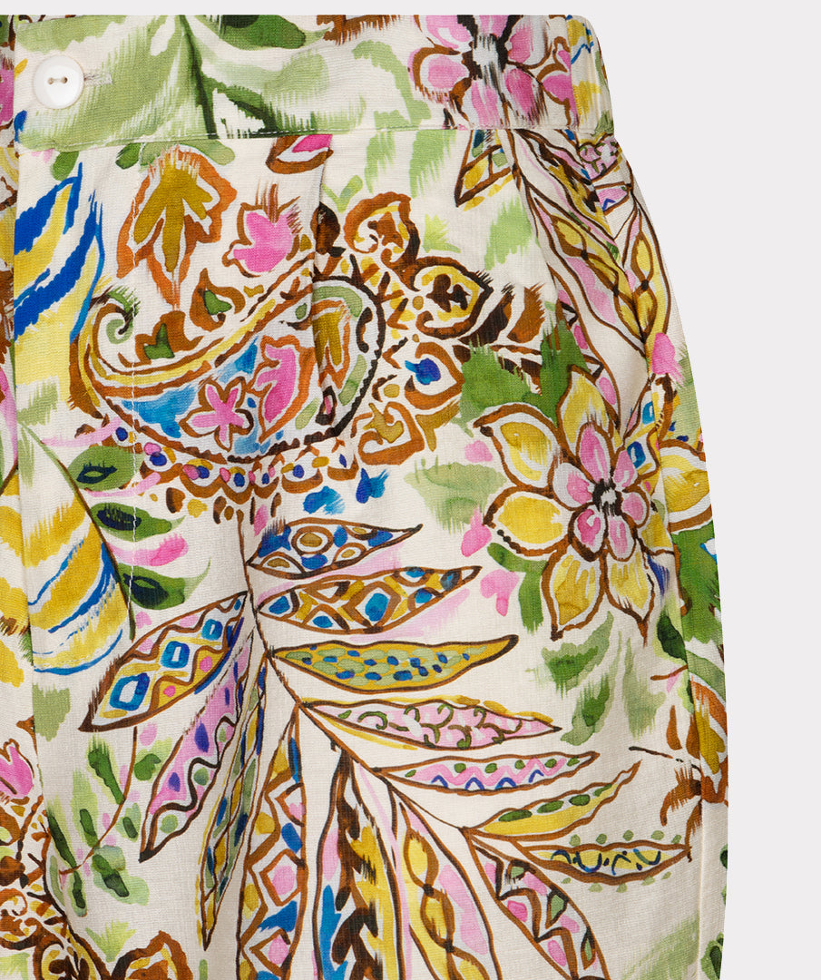 Luchtige korte jungleprint shirt van EsQualo met groene en bruine bladeren op lichte achtergrond.