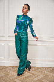 Brede groene PU broek van EsQualo, wide leg stijl, gedragen door een model in een herfst-wwinter campagne.