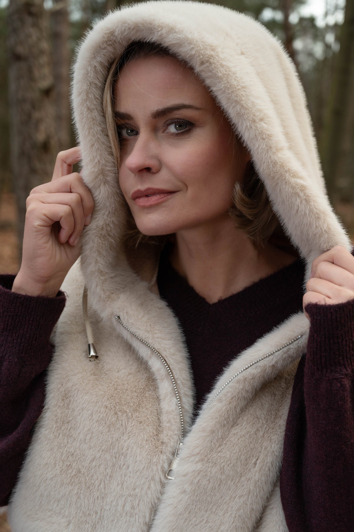 Lichte zandkleurige Maicazz & Zizo Vanina jas met capuchon en ritssluiting, gedragen door een model op een campagnefoto.