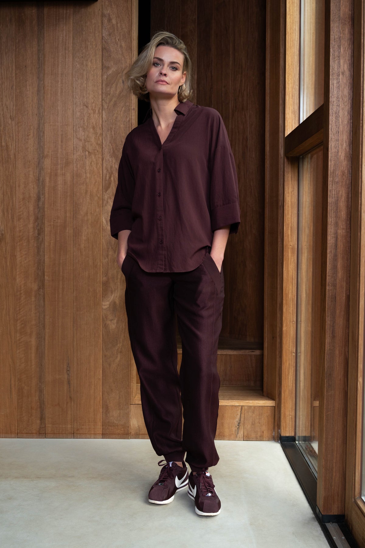Blouse Vieve Cabarnet van Maicazz & Zizo, lichtgewicht katoenen blouse met lange mouwen en elegante pasvorm, gedragen door een model.