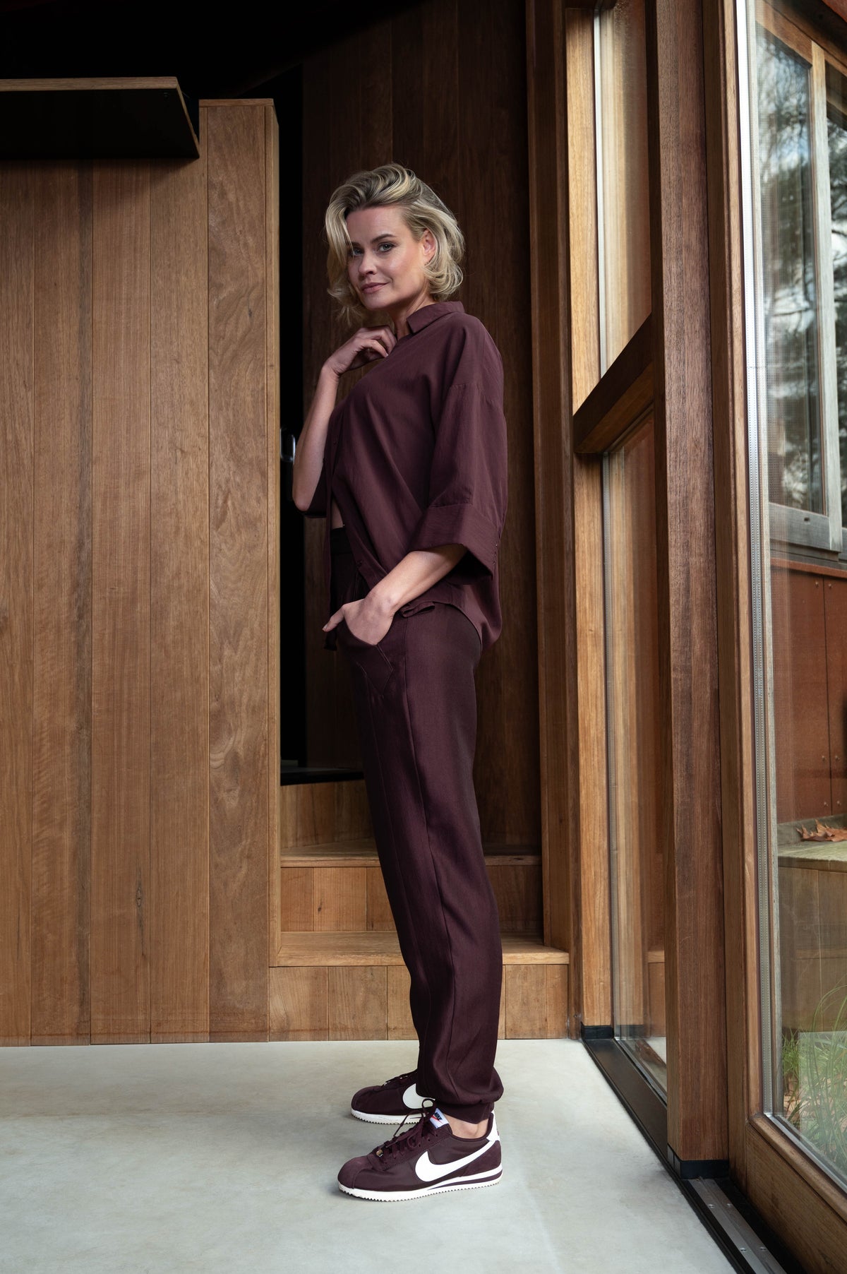 Lichte rode blouse Vieve Cabarnet van Maicazz & Zizo, met elegante pasvorm en zachte stoffen, gedragen door een model.