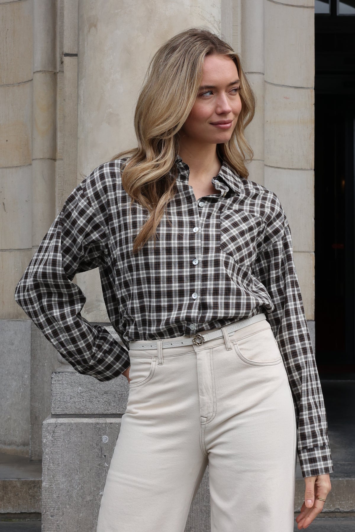 Nukus Macy Check Offwhite Chocolate blouse met print en knoopsluiting, close-up van de stof en details