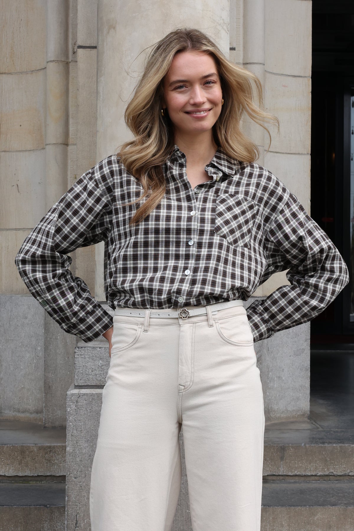 Nukus blouse Macy Check Offwhite Chocolate NKF02261 met bloemenpatroon en knoopsluiting, gedragen door een model.