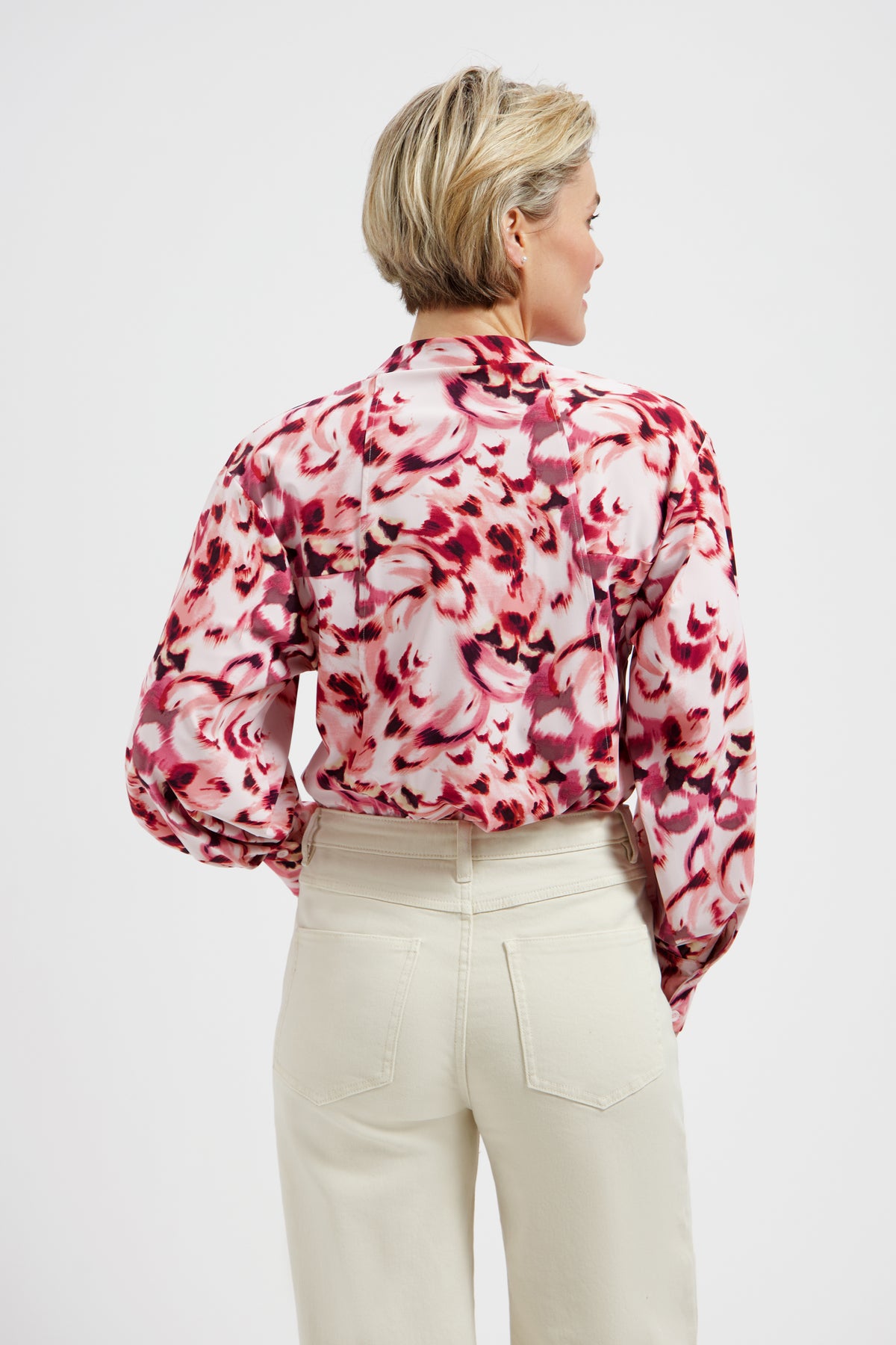 Ladendames blouse met Gem Morgan print van Lady Day, lichtgewicht en elegant, getoond in een hoge resolutie afbeelding.
