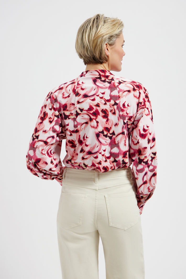Ladendames blouse met Gem Morgan print van Lady Day, lichtgewicht en elegant, getoond in een hoge resolutie afbeelding.