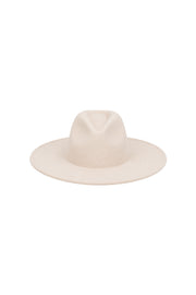 Lichte beige hoed van Stretchshop.nl met brede rand, perfect voor bescherming tegen de zon en stijlvolle uitstraling.