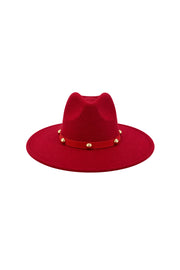 Burgundy hoed met studs van Stretchshop.nl, modieus accessoires, met rand en decoratieve metalen studs.