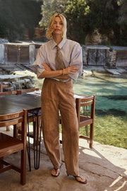 Ibana Parla Suede broek in iced coffee kleur, close-up van de zachte suède stof en pasvorm.