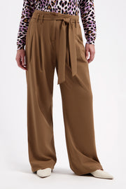 Zwarte travel broek van Lady Day, model Steph in mocha kleur, met een comfortabele pasvorm en stijlvolle details.