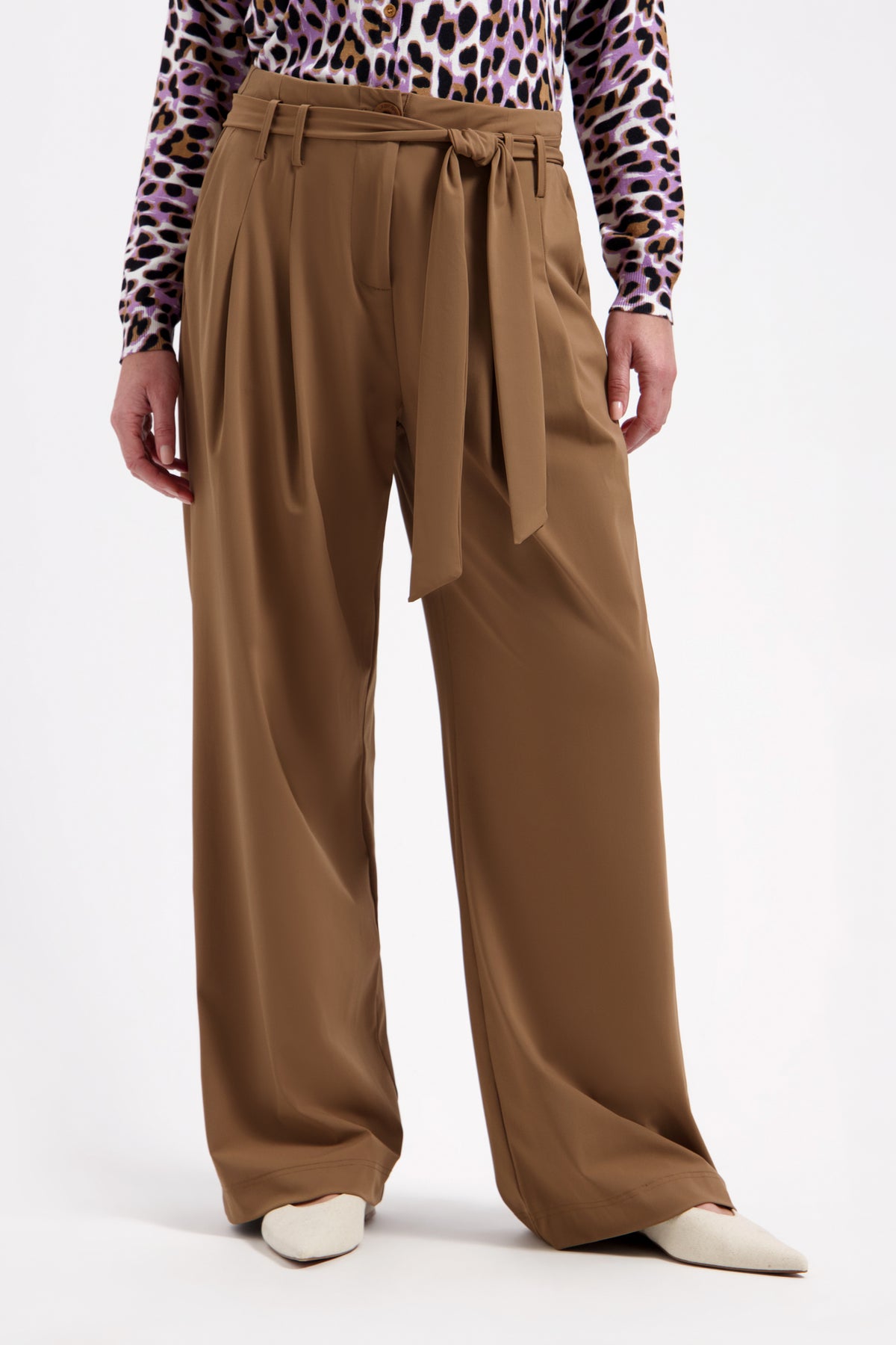 Zwarte travel broek van Lady Day, model Steph in mocha kleur, met een comfortabele pasvorm en stijlvolle details.