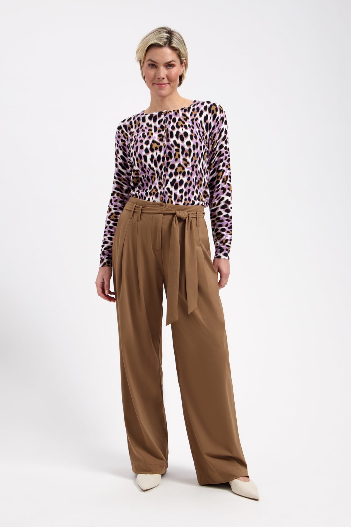 Lady Day reistasbroek Steph in mocha kleur, volledige lichaamsaanzicht, stijlvolle en comfortabele reisbroek.