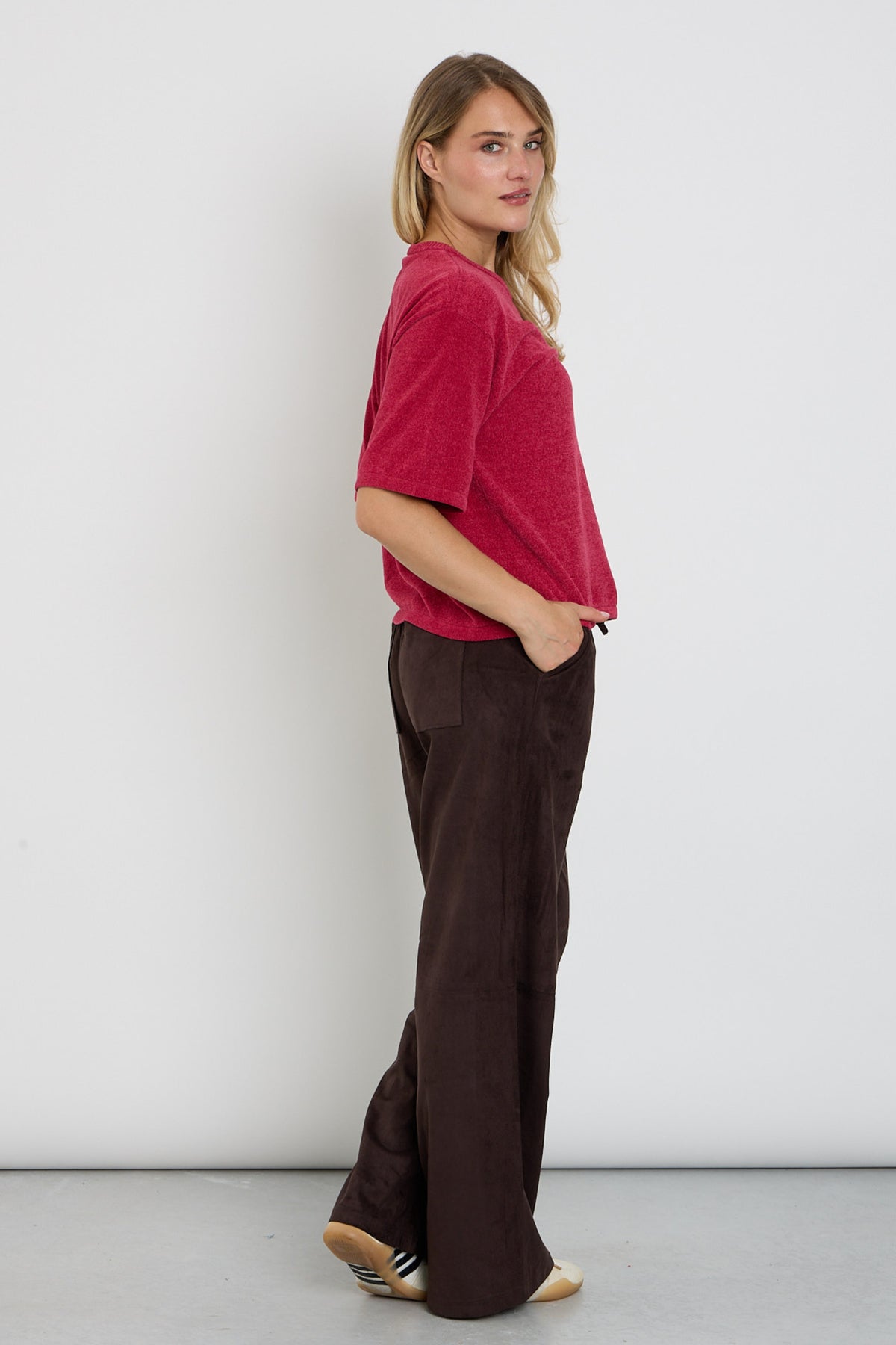 Lichte, comfortabele Freequent Fqmimi Mole 212411 broek met elastische taille en casual pasvorm, gedragen door model.