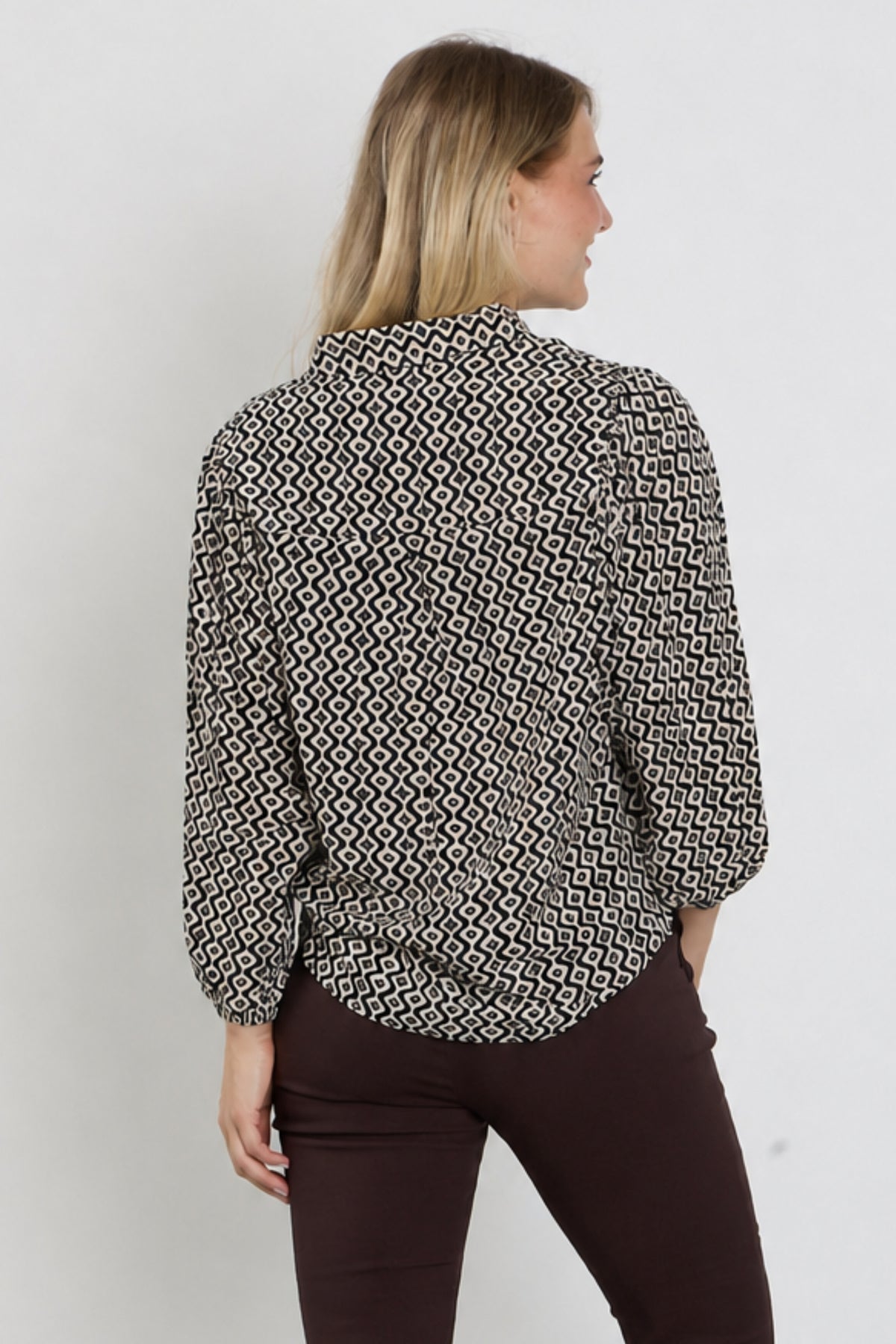 Zwarte blouse Fqadney Moonbeam Mole van Freequent met lange mouwen en ronde hals, gedragen door een model.