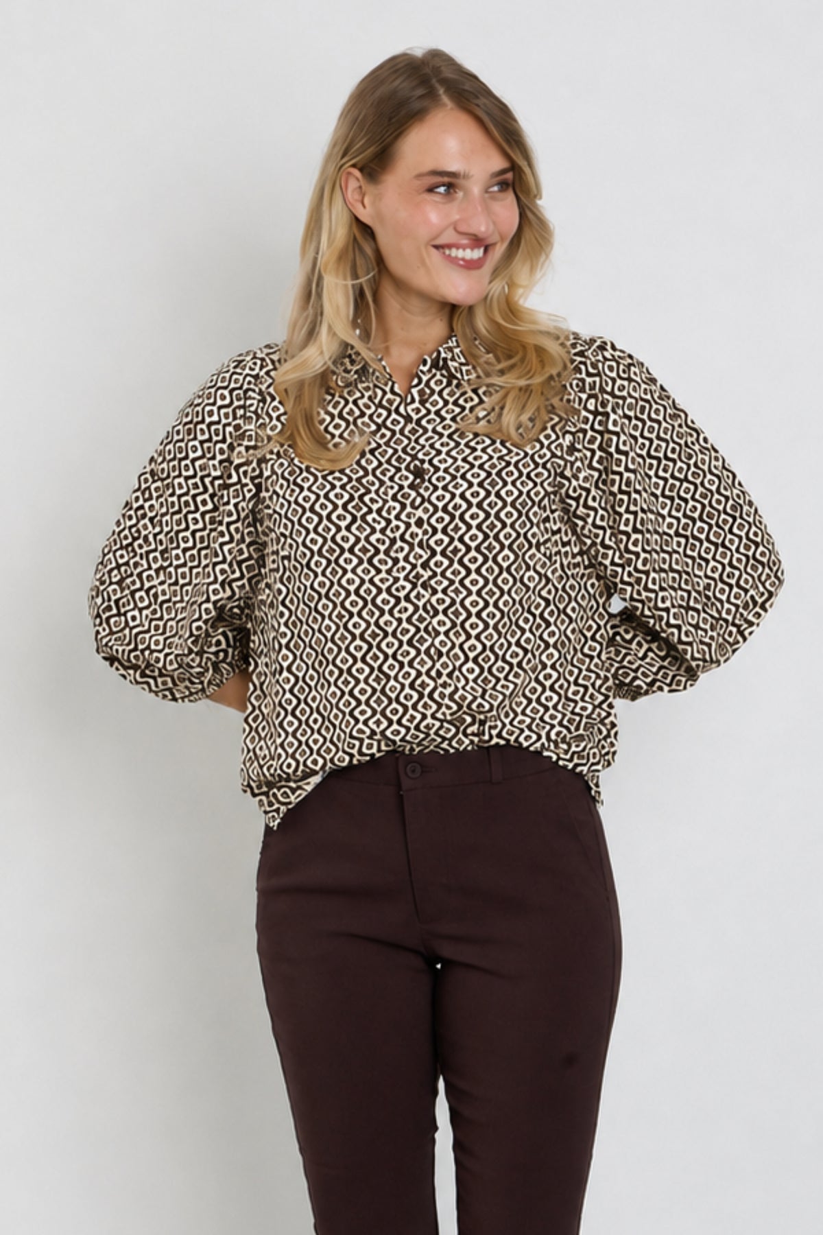 Lichte blouse Fqadney Moonbeam Mole van Freequent met lange mouwen en ronde hals, gedragen door een model.