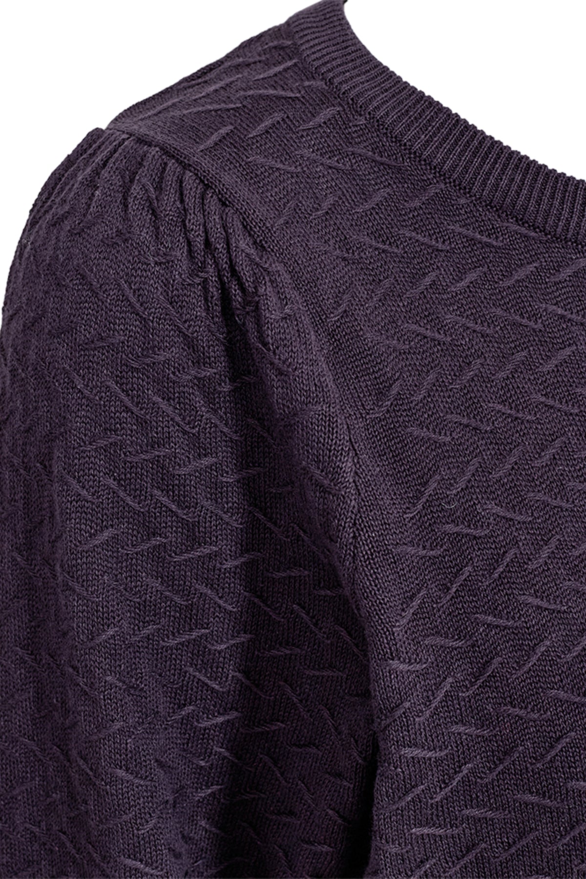 Donkerblauwe trui Freequent Fqdodo Nightshade 206794 met zachte stof en ronde hals, gedragen door een model.