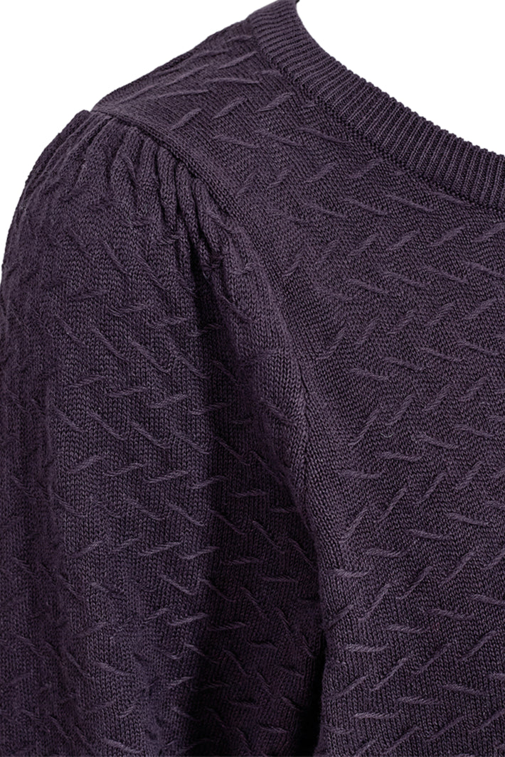 Donkerblauwe trui Freequent Fqdodo Nightshade 206794 met zachte stof en ronde hals, gedragen door een model.
