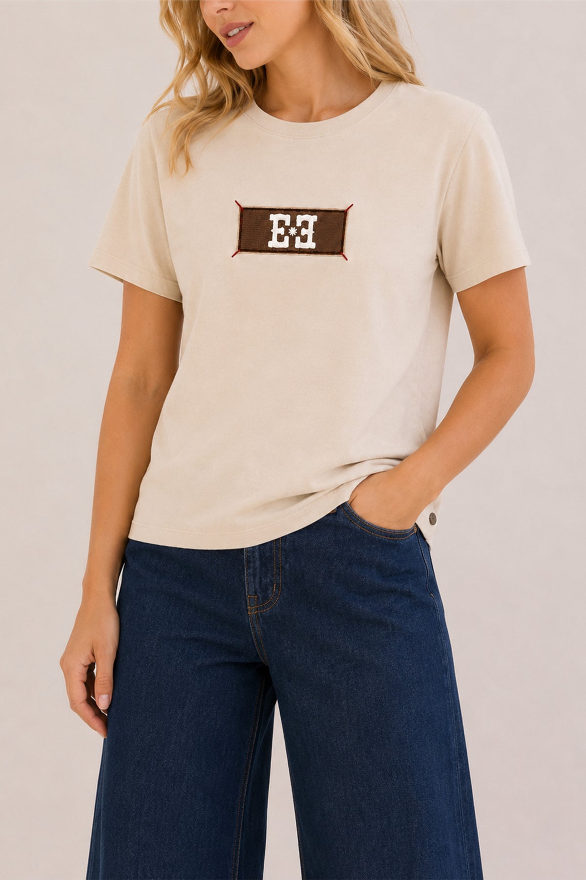 Witte Bailey Warm T-shirt van Elvira Casuals met ronde hals en zacht materiaal, gedragen door een model.