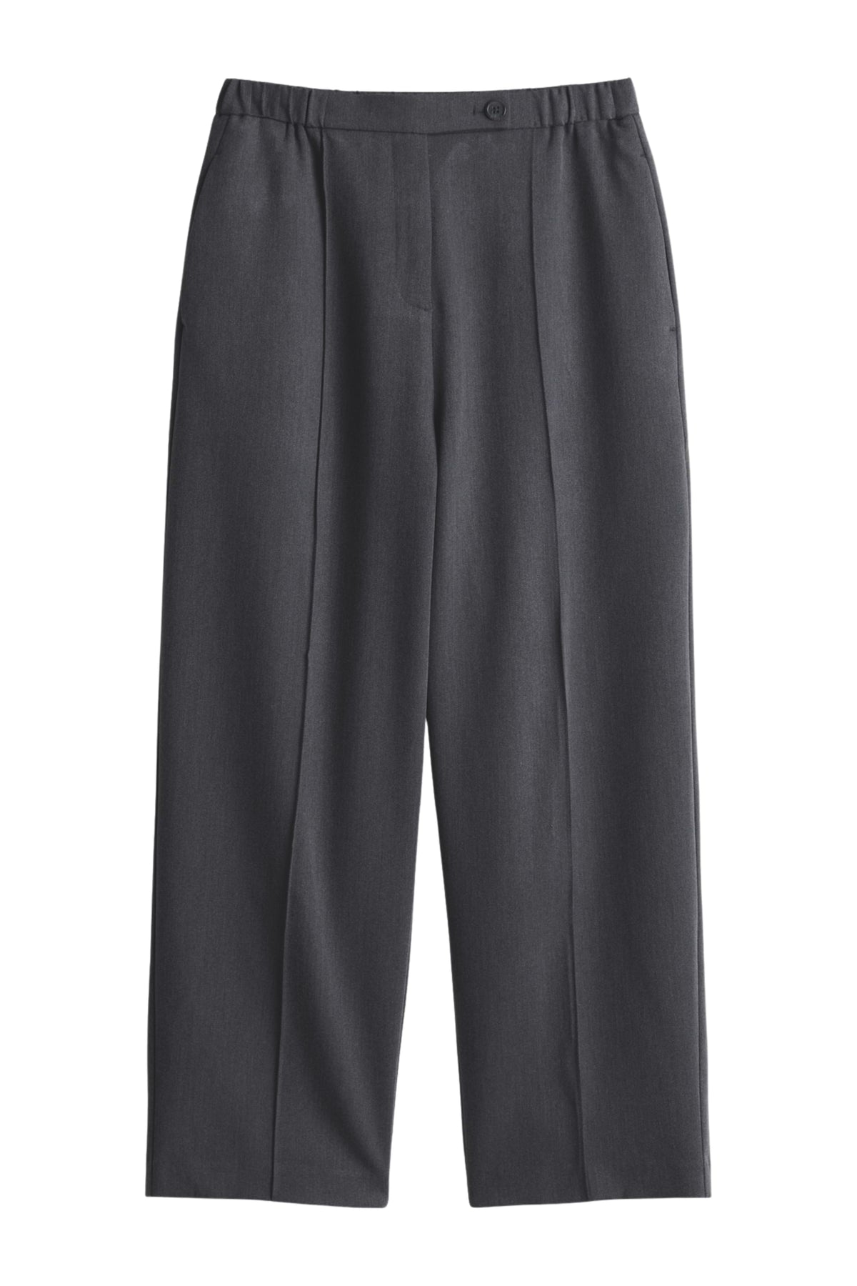Opus Mozy Mod anthracietkleurige broek met rechte snit en elastische taille, gedragen door een model op een witte achtergrond.