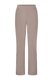 Taupe reiskleding van Zoso, de Travel Broek Rosan 264 met comfortabele pasvorm en praktische zakken.