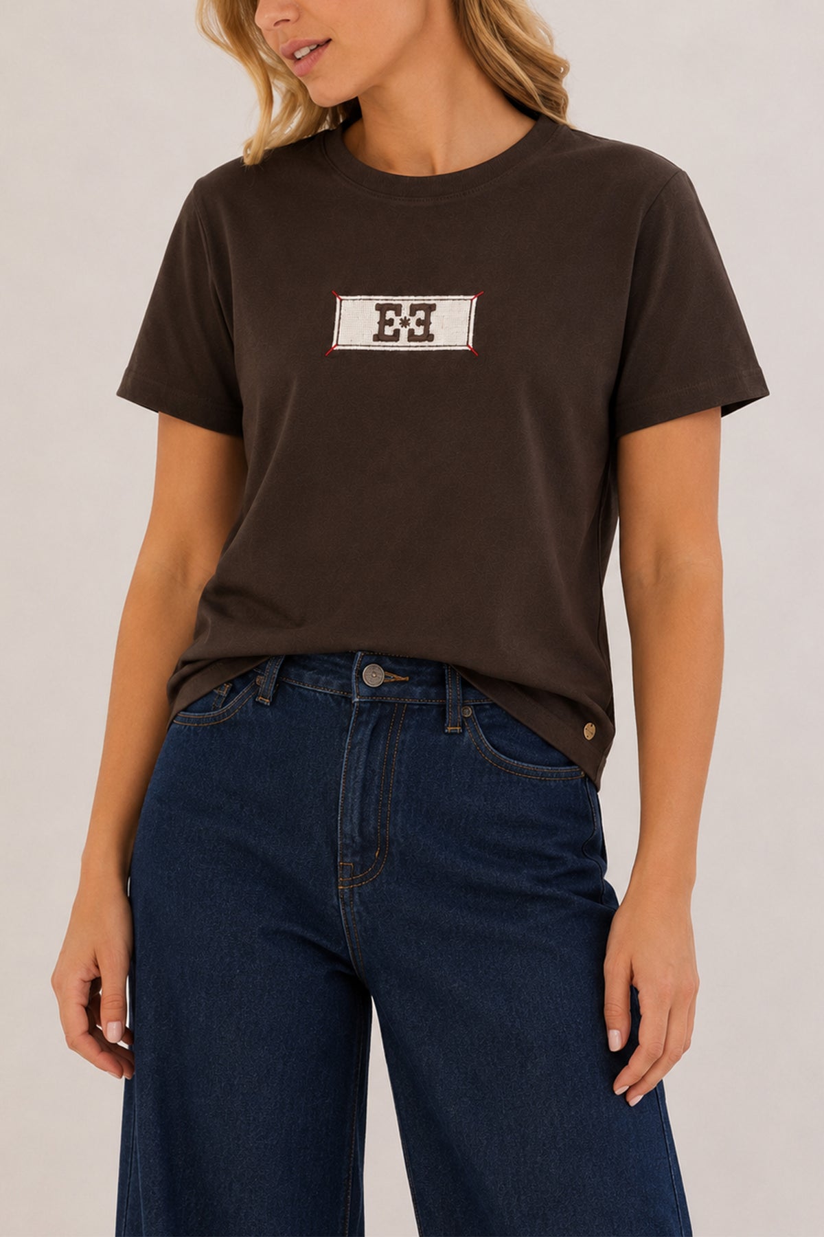 Donkerbruin Bailey T-shirt van Elvira Casuals, casual stijl met ronde hals en korte mouwen, ligt plat op een witte achtergrond.