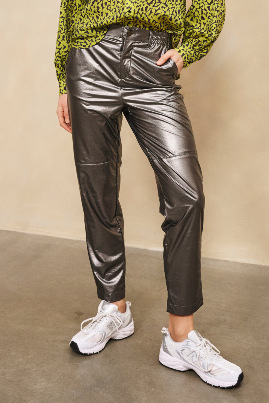 Grijze metallic PU broek van EsQualo, model Larissa, met glanzende afwerking en modieuze pasvorm.