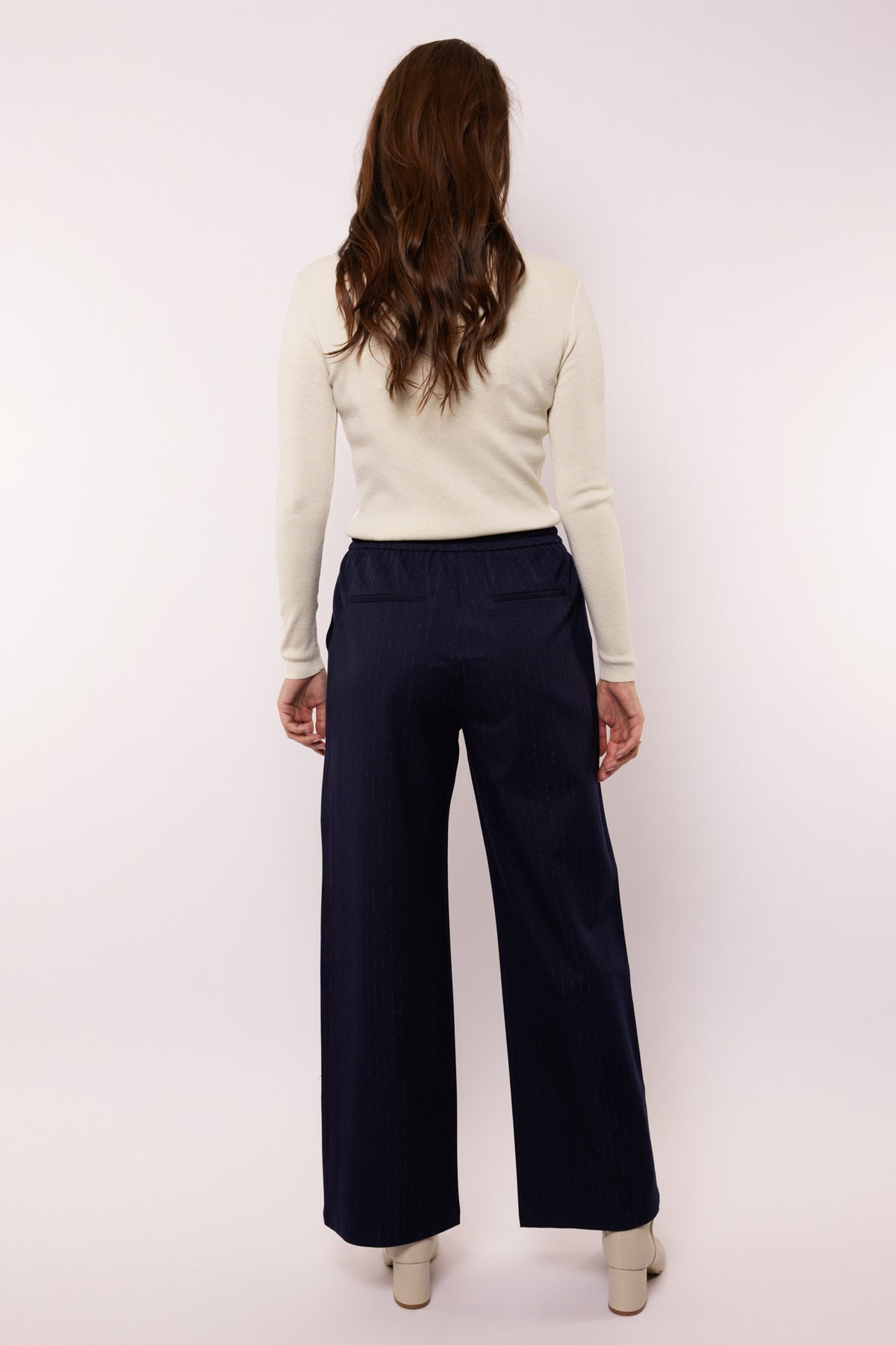 Donkere blauwe Aretha broek van G-maxx, getoond in een close-up met zicht op de stof en pasvorm.