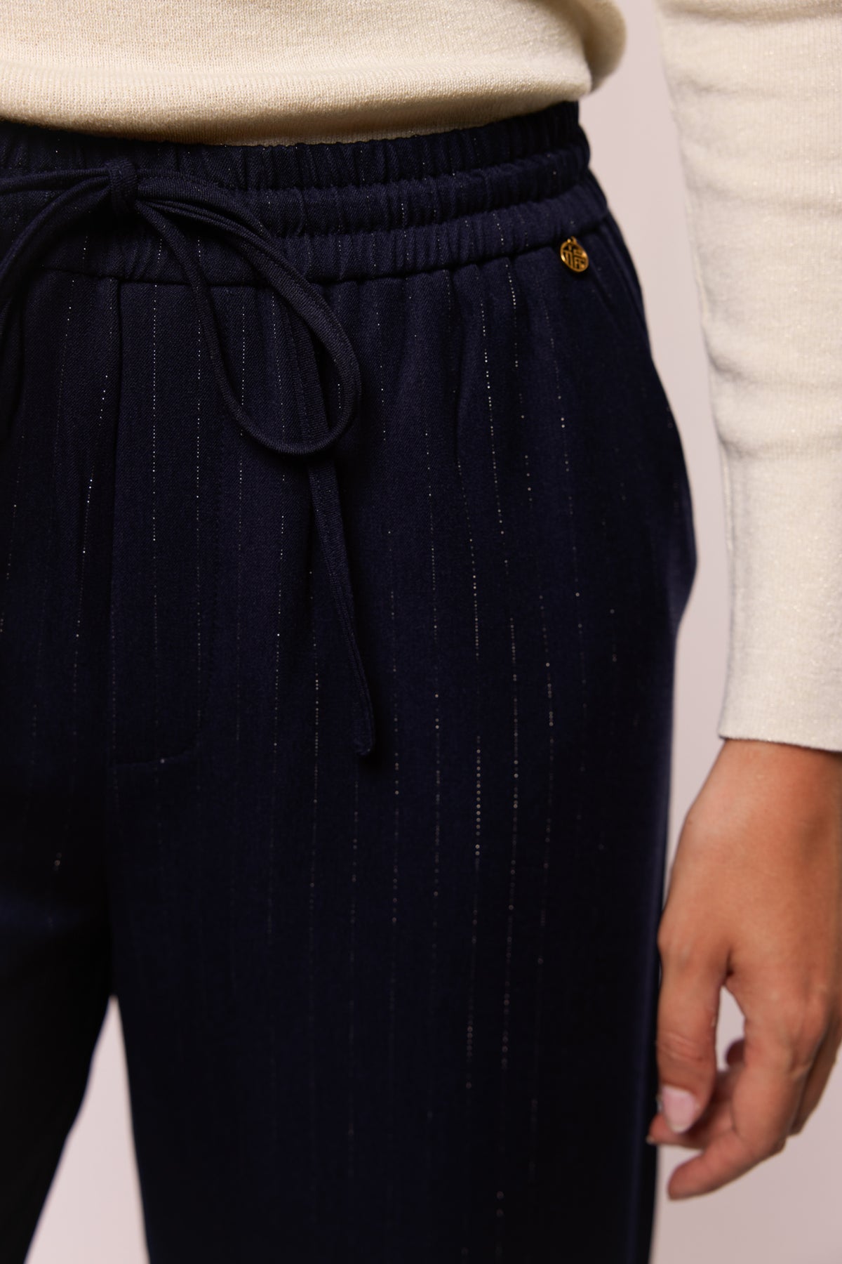 Donkere blauwe G-maxx Aretha broek met rechte snit en elastische taille, gedragen door een model op een witte achtergrond.