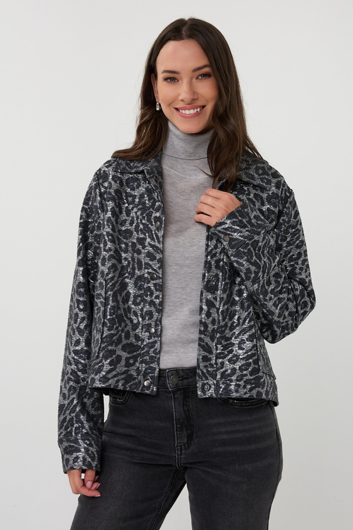 Dames jas van EsQualo met luipaardprint in antracietkleur, stijlvolle korte jas met keperband details.