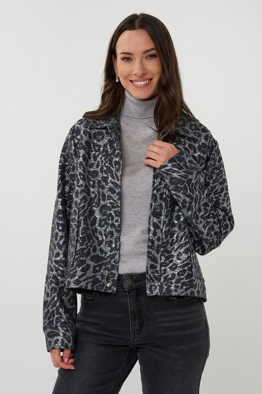 Dames jas van EsQualo met luipaardprint in antracietkleur, stijlvolle korte jas met keperband details.