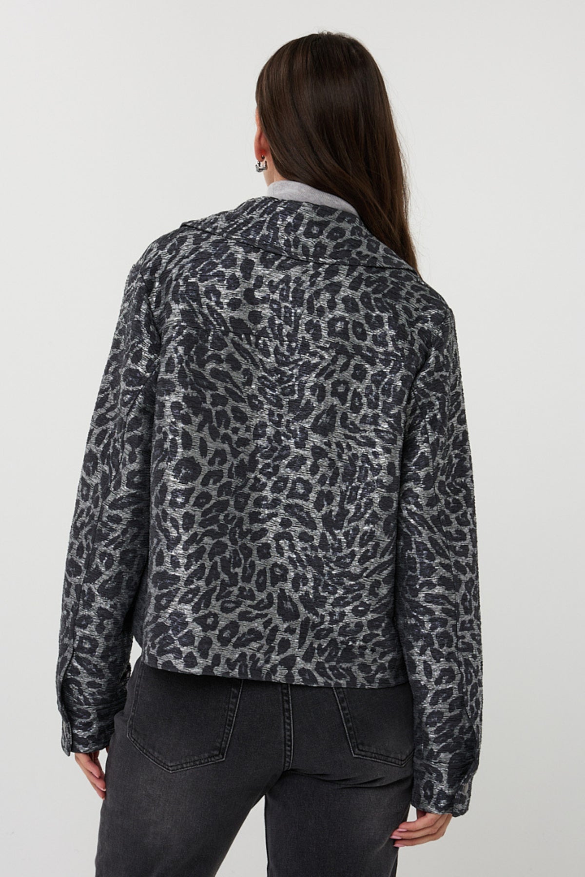 Leopardprint jas in anthracietkleur van EsQualo, stijlvolle winterjas met warmere voering en modieuze uitstraling.