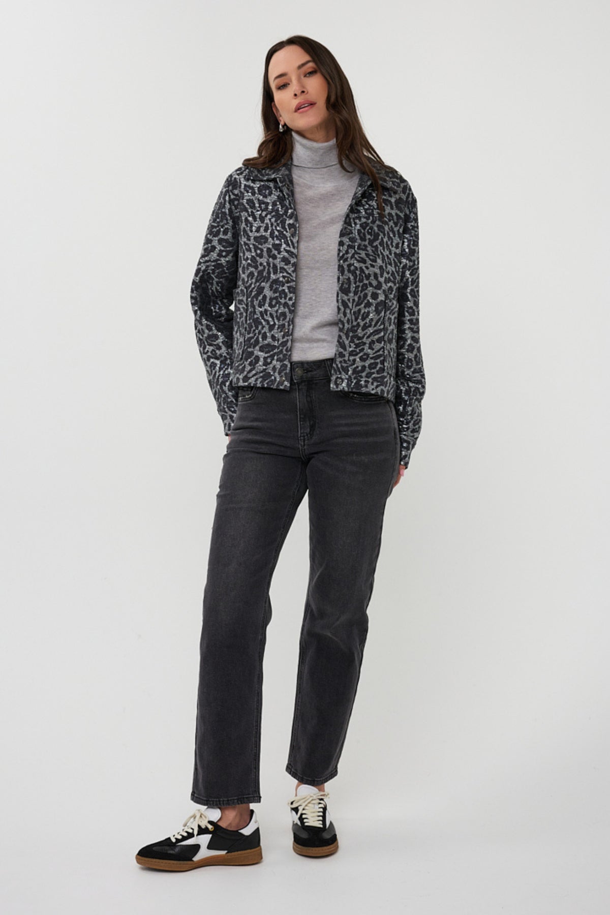 Leopardprint jas van EsQualo in antracietkleur, met capuchon en knopen, geschikt voor dames, voor een stijlvolle winterlook.