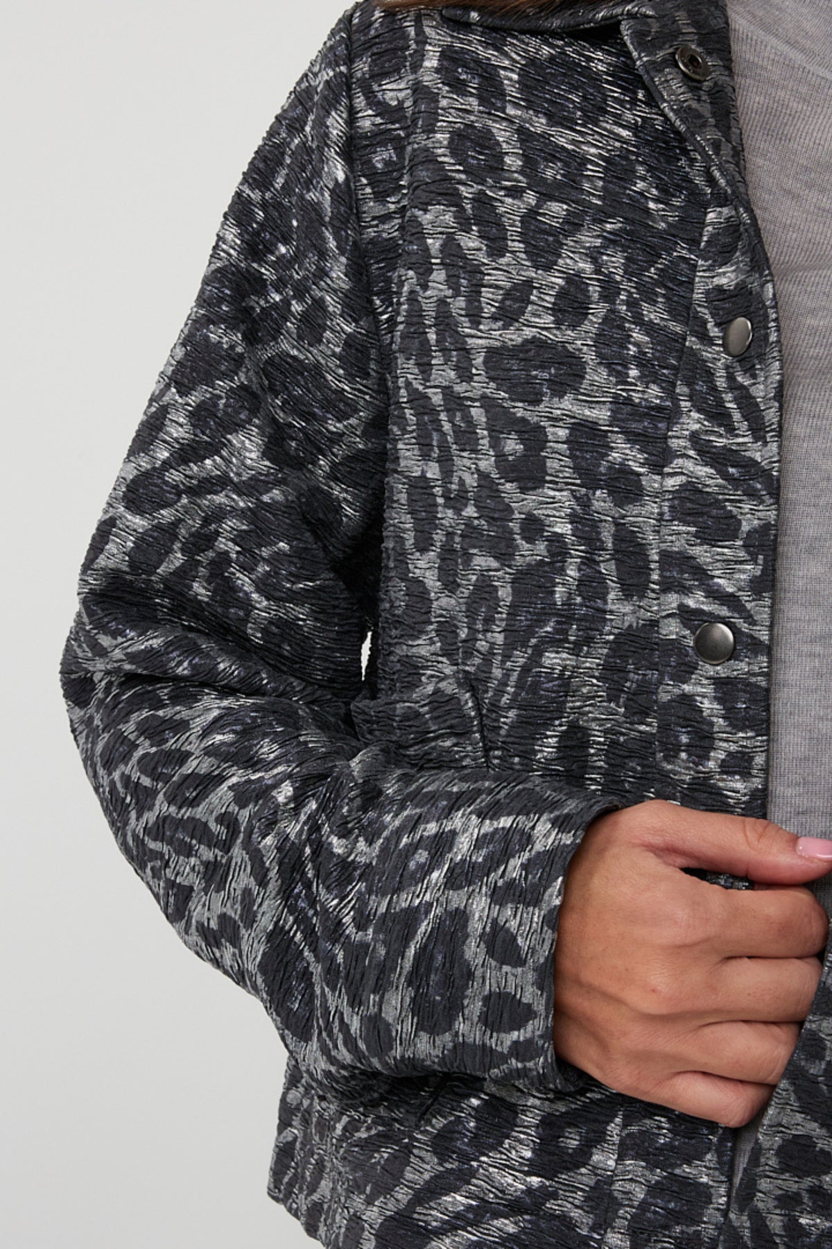 Damesjas van EsQualo met luipaardprint in antracietkleur, moderne en stijlvolle winterjas voor dames.