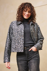 Leopardenprint jas van EsQualo in antracietkleur, met stijlvol ontwerp en comfortabele pasvorm.