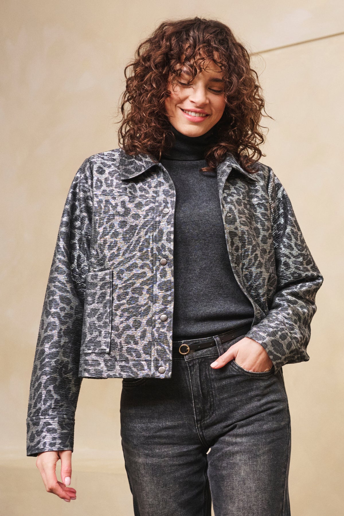 Leopardenprint jas van EsQualo in antracietkleur, met stijlvol ontwerp en comfortabele pasvorm.