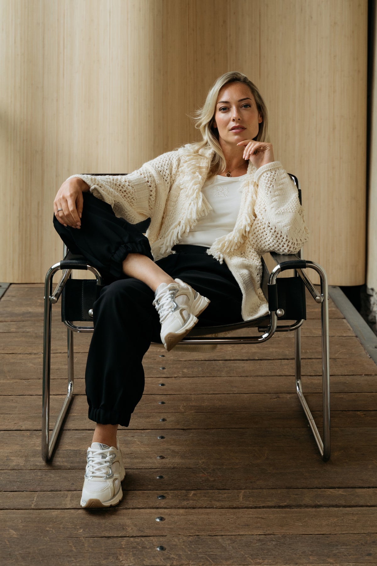 Lichte beige Bailey vest van &Co woman, soepel vallend met ronde hals en lange mouwen, gedragen door een model.