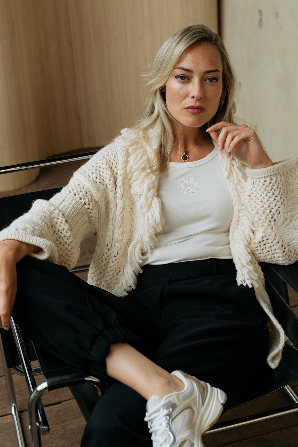 Licht beige Bailey vest van &Co woman, casual damesvest met ronde hals en stijlvolle pasvorm, gedragen door een model.